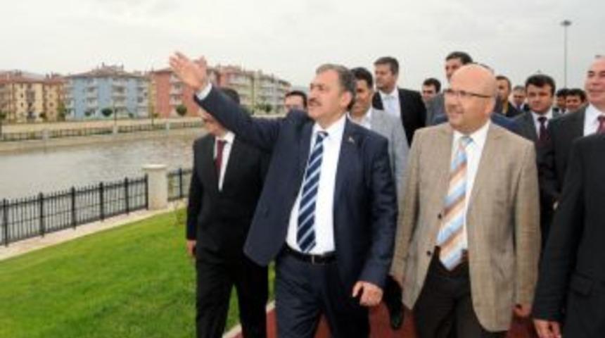 Bakan Eroğlu, 50 Milyon Liraya Mal Olan Akar&ccedil;ay Mesire Alanını Gezdi