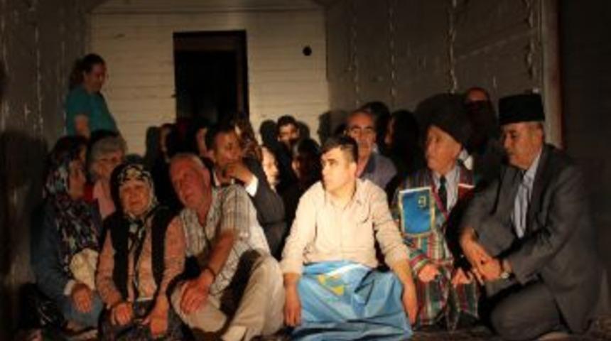 Kırım T&uuml;rkleri, Atalarının Acılarını Hatırlamak I&ccedil;in Tren Vagonlarında Sabahladı