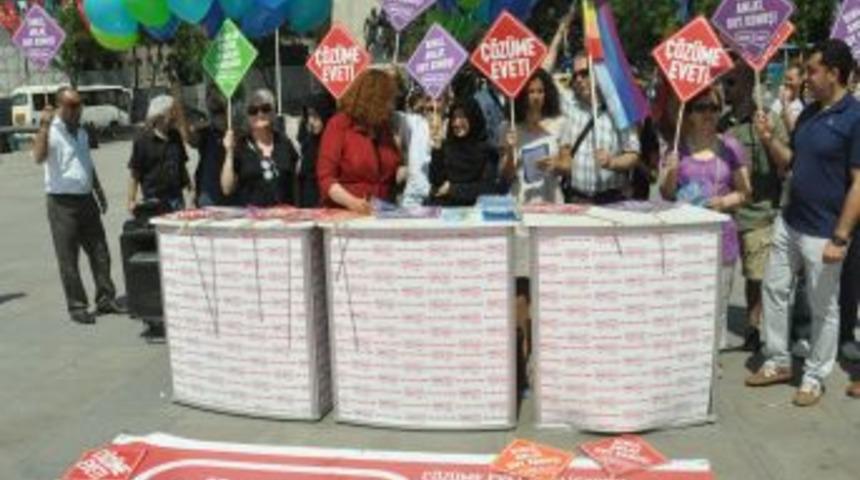 &lsquo;&Ccedil;&ouml;z&uuml;me Evet&rsquo; Deyip Balonları G&ouml;ky&uuml;z&uuml;ne Bıraktılar
