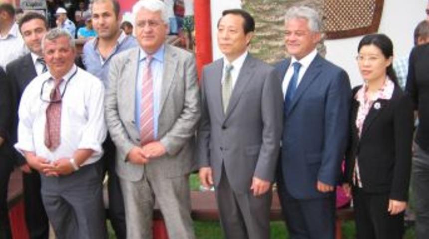 Marmaris'teki &Ccedil;in Parkı'nda Doğu T&uuml;rkistan Bayraklı Protesto Eylemi