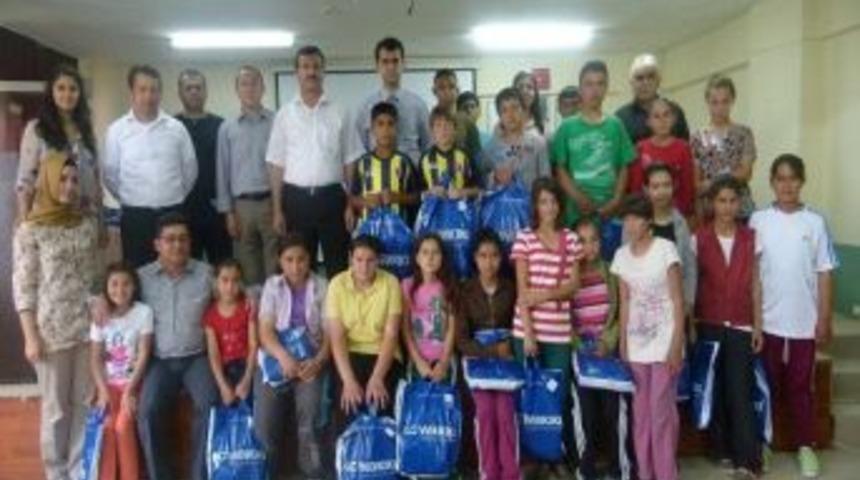 Karaisalı&rsquo;da 400 &Ouml;ğrenciye Giyim Yardımı