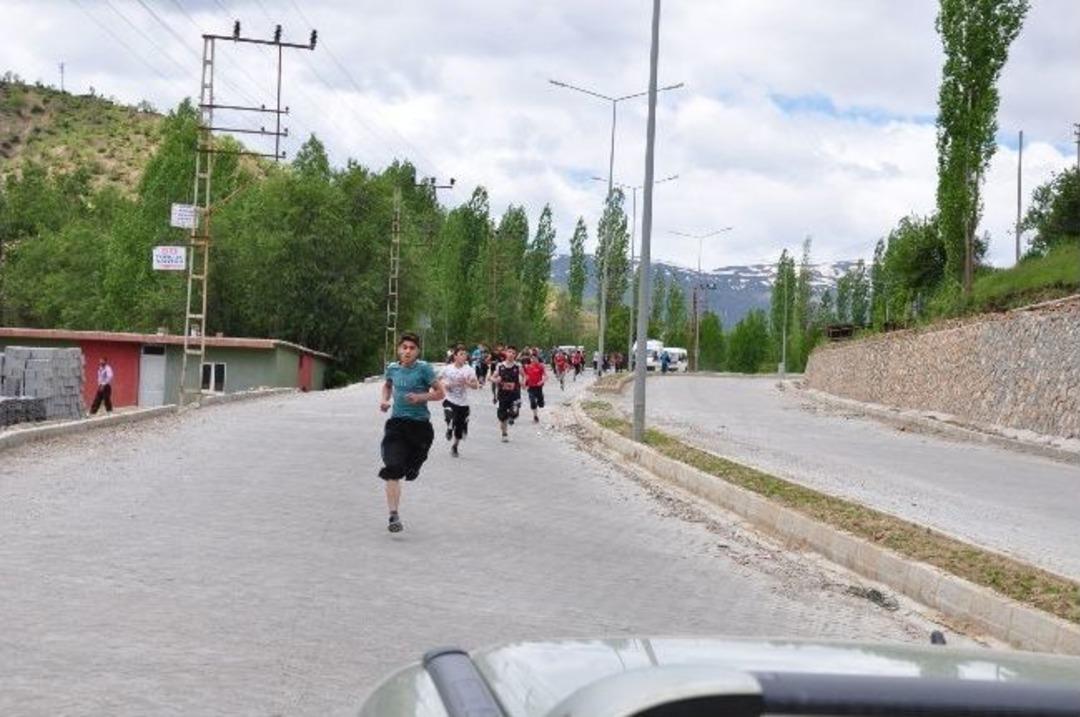 Hizan&rsquo;da Okullar Arası Atletizm Yarışmaları D&uuml;zenlendi