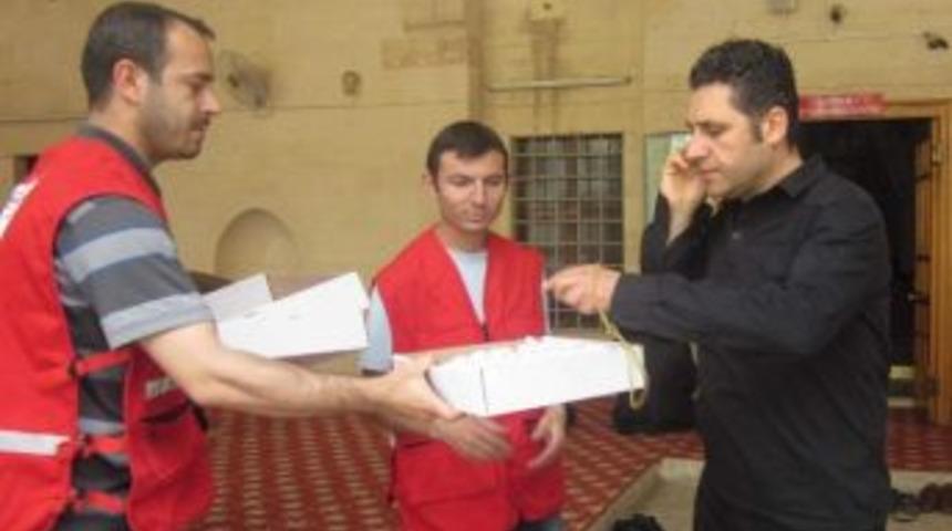 Kızılay Şubesi Regaip Kandili&rsquo;nde Lokum Dağıttı