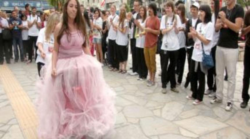 Muğla&rsquo;da K&acirc;ğıt Ve Naylondan Yapılan Kıyafetler Sergilendi