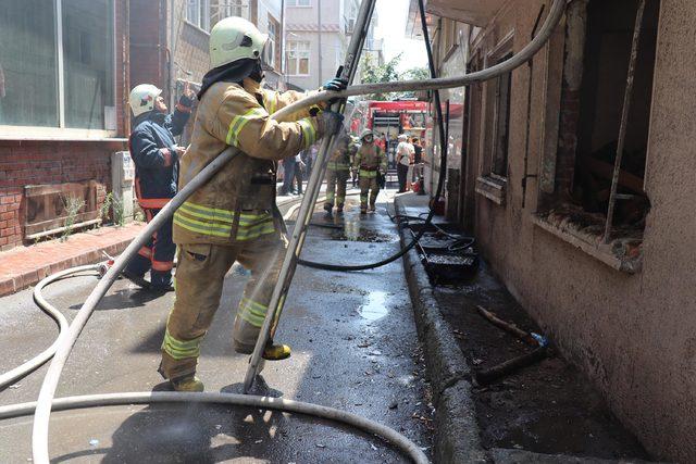 Mahallede panik: Yangına hortumla su sıkarak müdahale ettiler