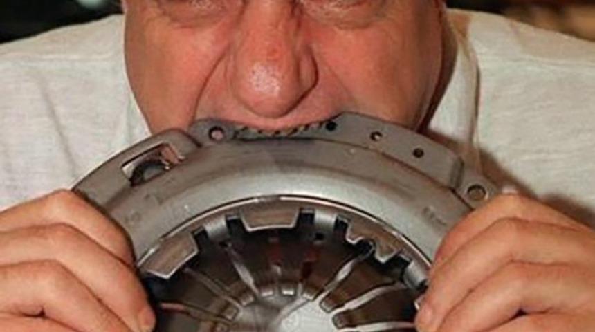 Bu nasıl bir yetenek arkadaş! U&ccedil;aktan bisiklete kadar ne bulursa yiyen adam