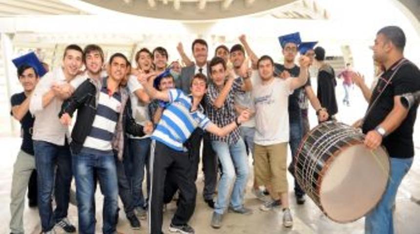 Başkan D&uuml;ndar, Liselilerin Mezuniyet Kutlamasına Katıldı