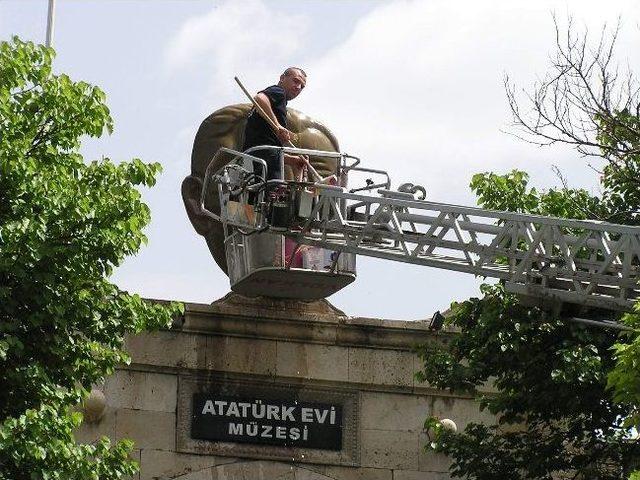 Atatürk Rölyefine 19 Mayıs Temizliği