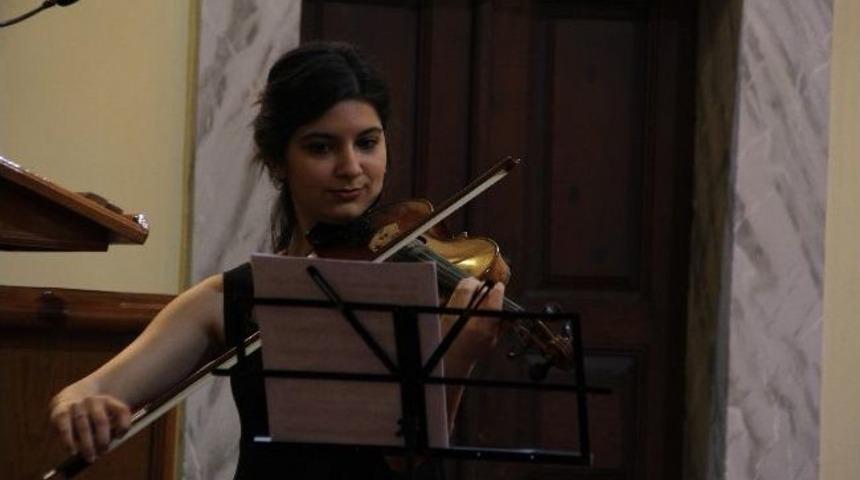 Mersin&rsquo;in Y&uuml;kselen Yıldızlarından Muhteşem Konser