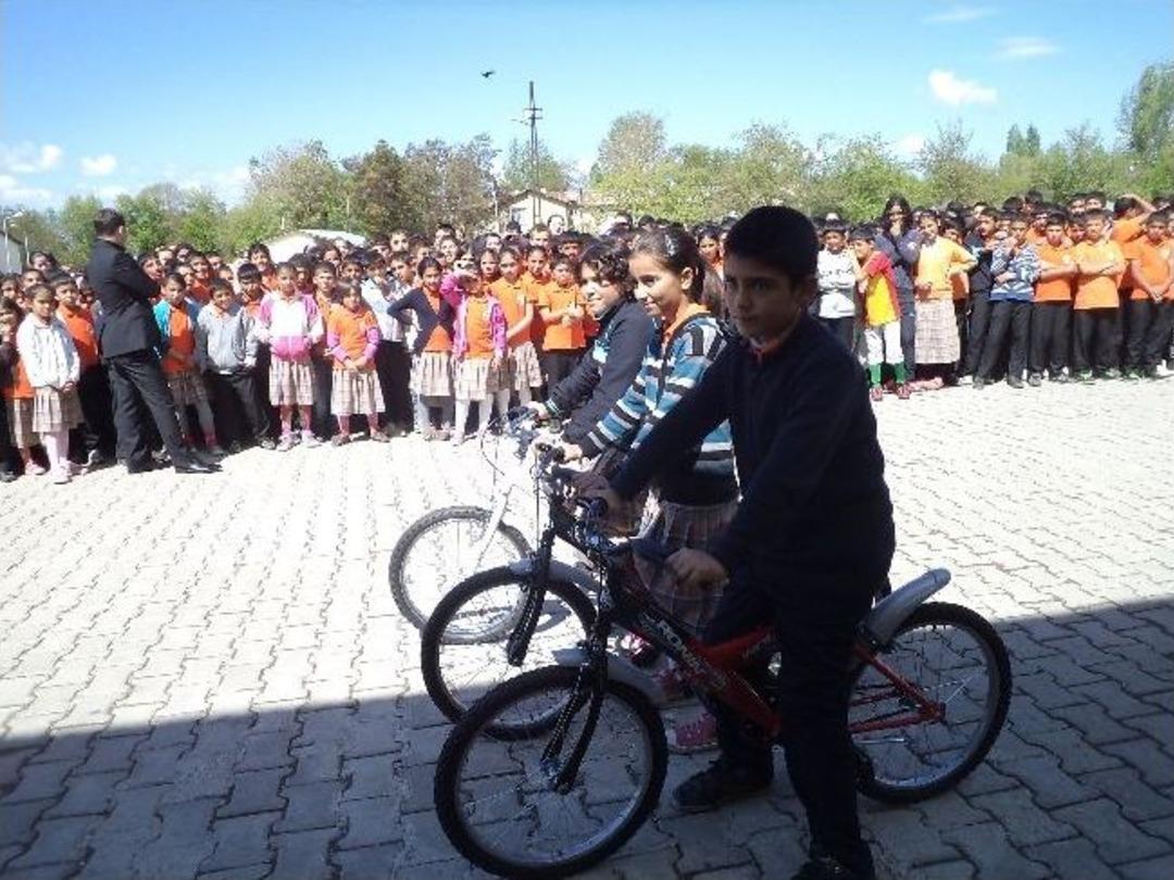 Varto Merkez Yatılı İlk&ouml;ğretim B&ouml;lge Okulun&rsquo;da (yibo) Bds T&uuml;rkiye Birincisi Olan &Ouml;ğrencilere Bisiklet Hediye Edildi