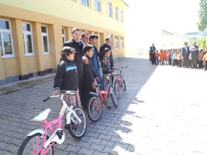 Varto Merkez Yatılı İlköğretim Bölge Okulun’da (yibo) Bds Türkiye Birincisi Olan Öğrencilere Bisiklet Hediye Edildi G1