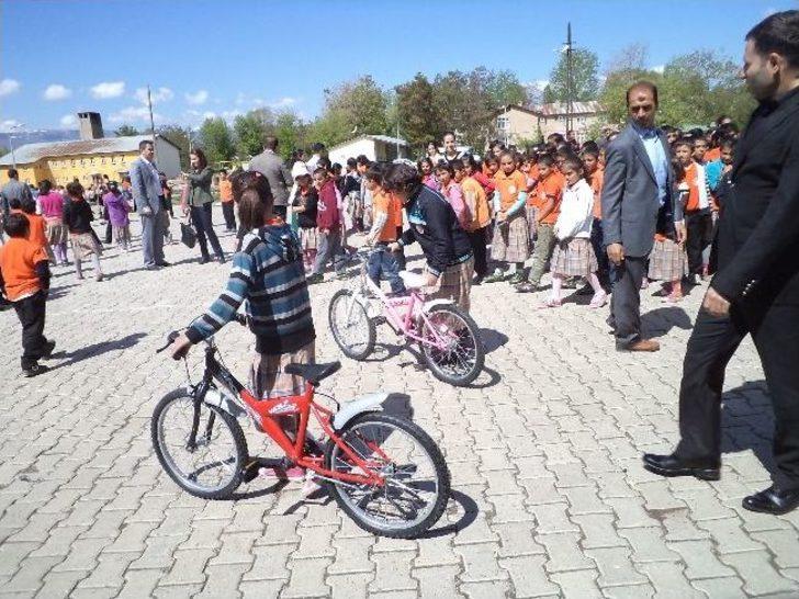 Varto Merkez Yatılı İlköğretim Bölge Okulun’da (yibo) Bds Türkiye Birincisi Olan Öğrencilere Bisiklet Hediye Edildi G4