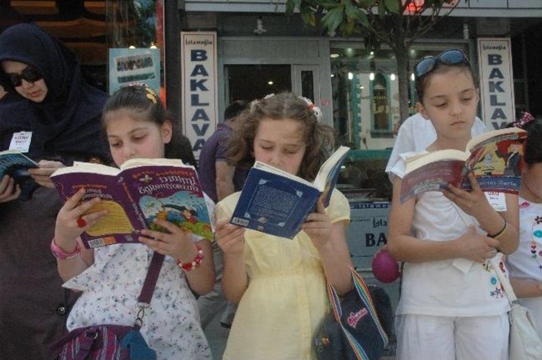 Caddede Kitap Okudular