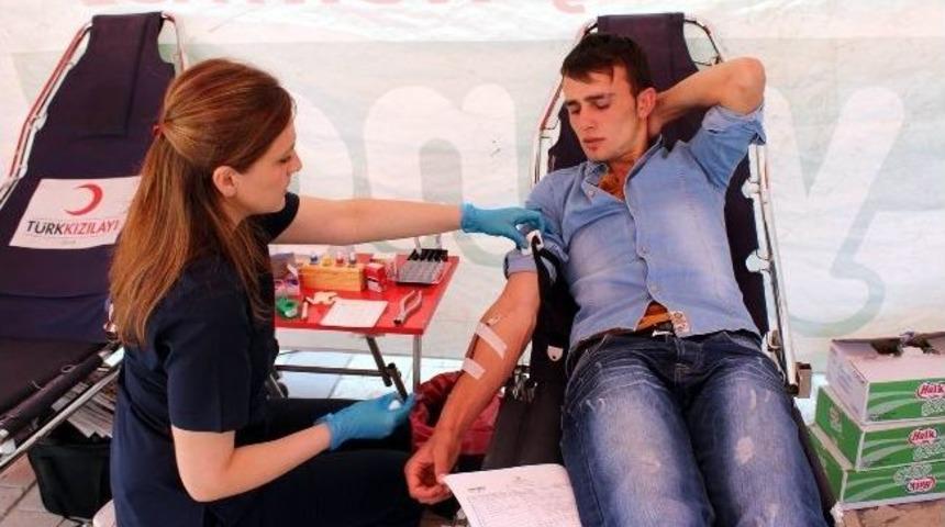 Gençler Kan Bağışında Bulundu