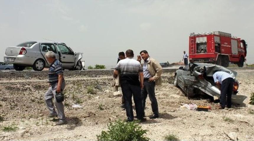 Otomobil, Park Halindeki Otomobile &Ccedil;arptı: 5 Yaralı