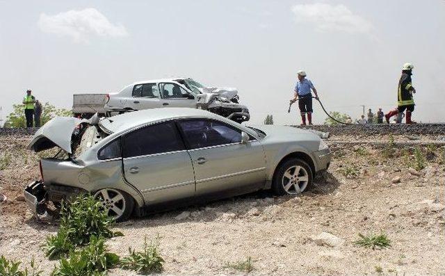 Otomobil, Park Halindeki Otomobile Çarptı: 5 Yaralı