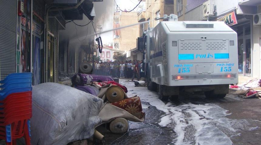 Viranşehir'de Halıcı D&uuml;kkanı Yandı