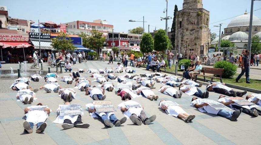 Kefenlerle Reyhanlı&rsquo;daki Ter&ouml;r&uuml; Protesto Ettiler