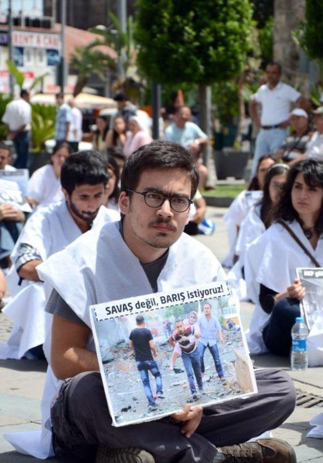 Kefenlerle Reyhanlı’daki Terörü Protesto Ettiler