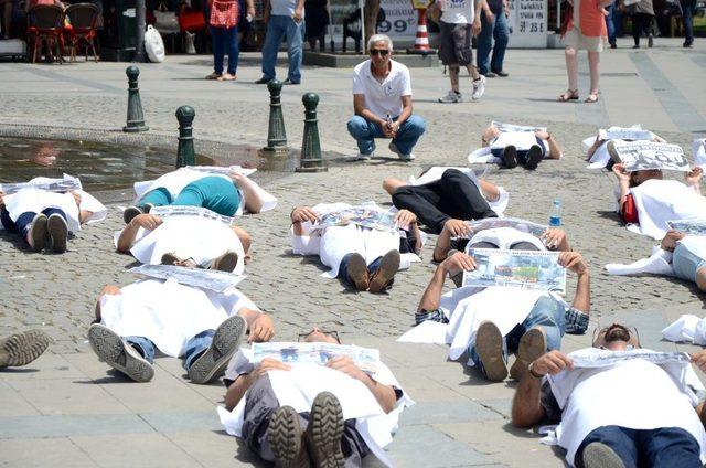 Kefenlerle Reyhanlı’daki Terörü Protesto Ettiler