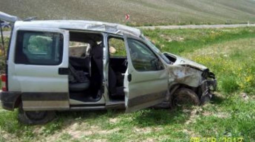 Kediye &Ccedil;arpan Kamyonet Takla Attı: 1 Yaralı