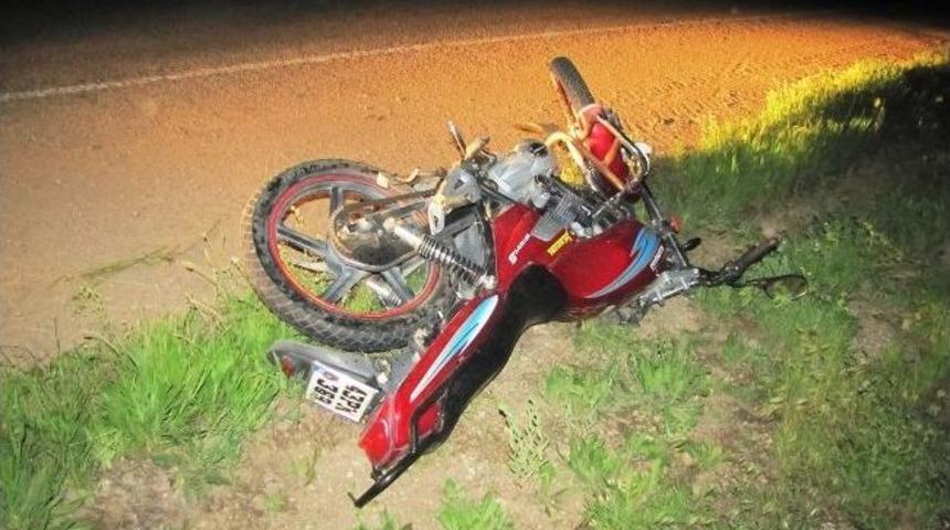 Hisarcık&rsquo;ta Otomobil S&uuml;r&uuml;c&uuml;s&uuml;n&uuml;n &Ccedil;arpıp Ka&ccedil;tığı Motosiklette İki Kişi Yaralandı