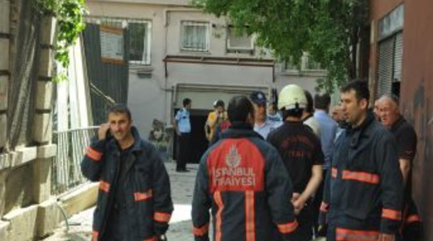 Beyoğlu&rsquo;nda &ccedil;&ouml;ken bina boş &ccedil;ıktı