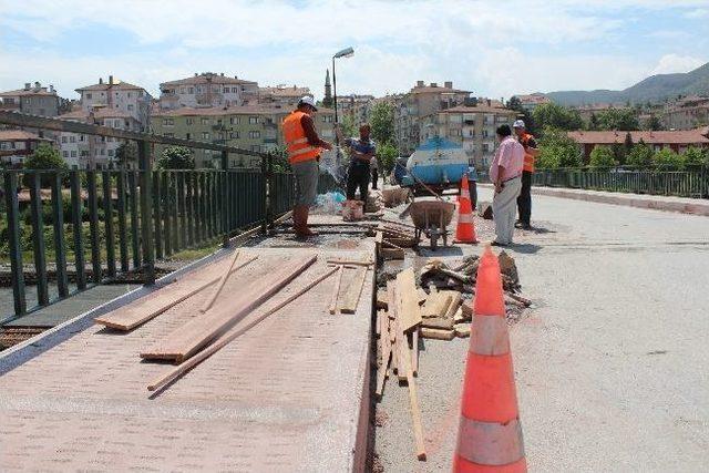 Çankırı Belediyesi Ahmet Bukan Köprüsü'nü Yeniliyor