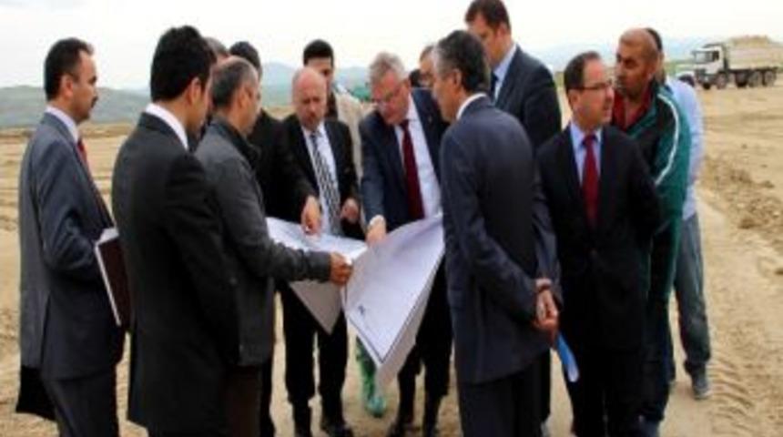 Vali &Ouml;zcan, Milletvekili Filiz İle Lastik Fabrikası İnceledi