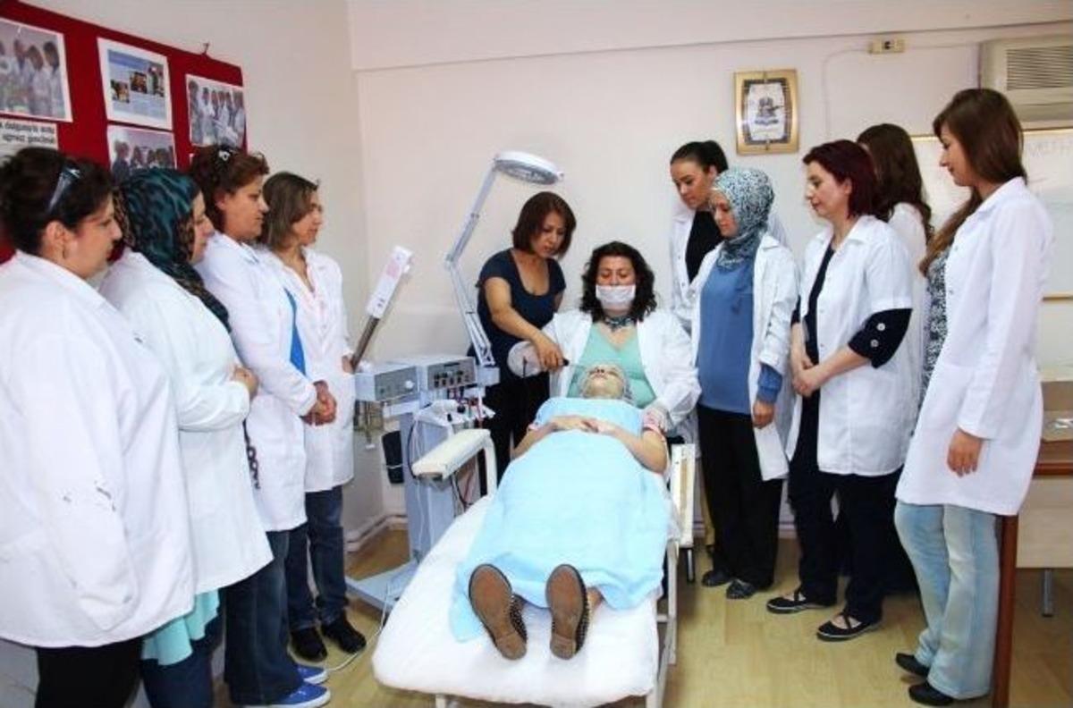 Konak&rsquo;ta Profesyonel G&uuml;zellik Uzmanları Yetişiyor
