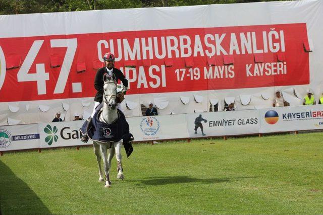 Cumhurbaşkanı Gül, Ismini Taşıyan Binicilik Kupası Yarışlarını Izledi