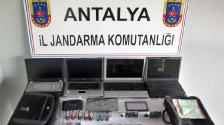 Manavgat'ta Hırsızlık Zanlısı &Uuml;&ccedil; Kişiden Ikisi Tutuklandı