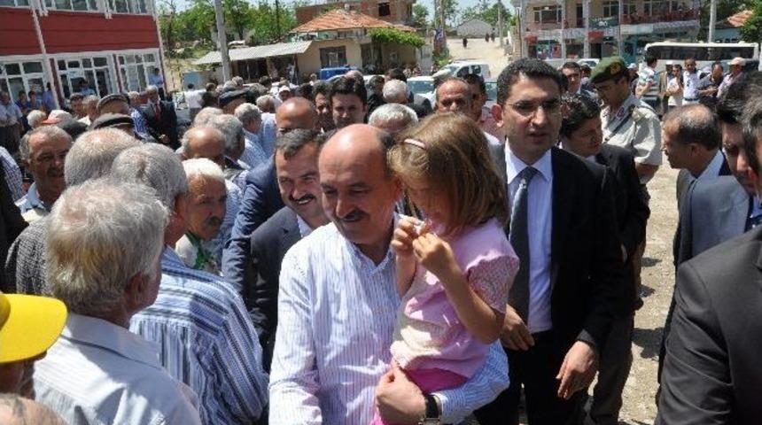 Sağlık Bakanı M&uuml;ezzinoğlu Minik Devran&rsquo;a İstiklal Marşı Okuttu