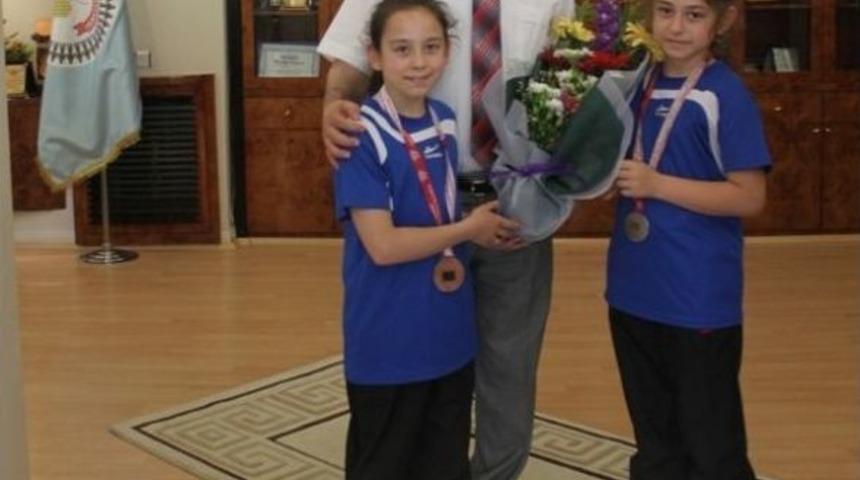 Başarılı Sporcular Başkan &Ccedil;ağlayan&rsquo;ı Ziyaret Etti