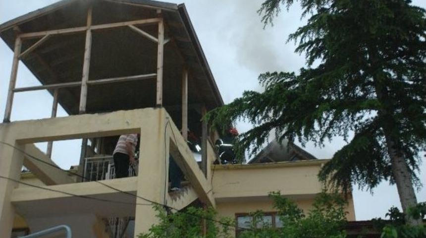 Yıldırım D&uuml;şen Evde Yangın &Ccedil;ıktı