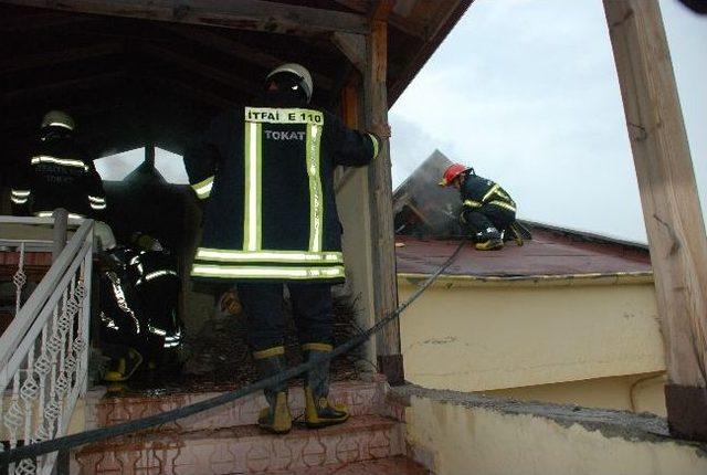 Yıldırım D&uuml;şen Evde Yangın &Ccedil;ıktı 1