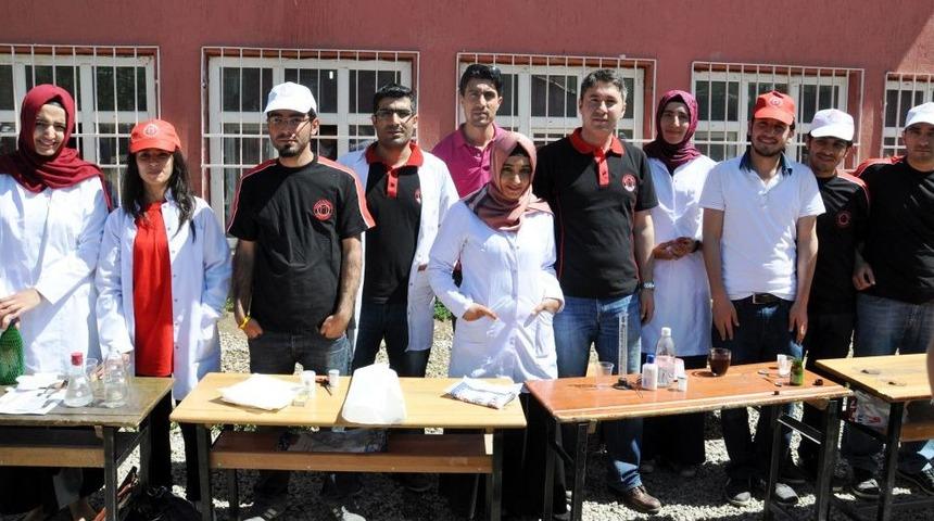 &Uuml;niversitelilerden K&ouml;y Okulunda 'Fen Teknoloji G&uuml;nleri' Etkinliği