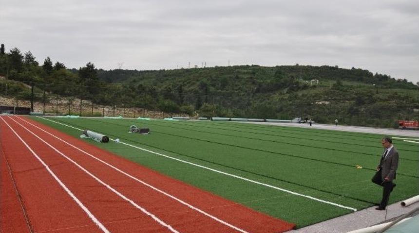 Alaplı Futbol Sahasında Sentetik &Ccedil;im Kaplama &Ccedil;alışması