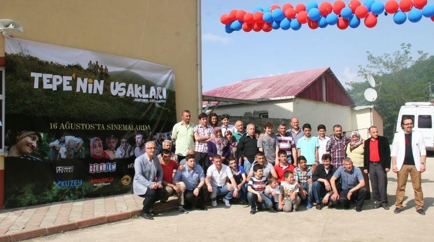 K&ouml;yl&uuml;lerin Oynadığı Filmin Ilk Galası Da K&ouml;yde Yapıldı