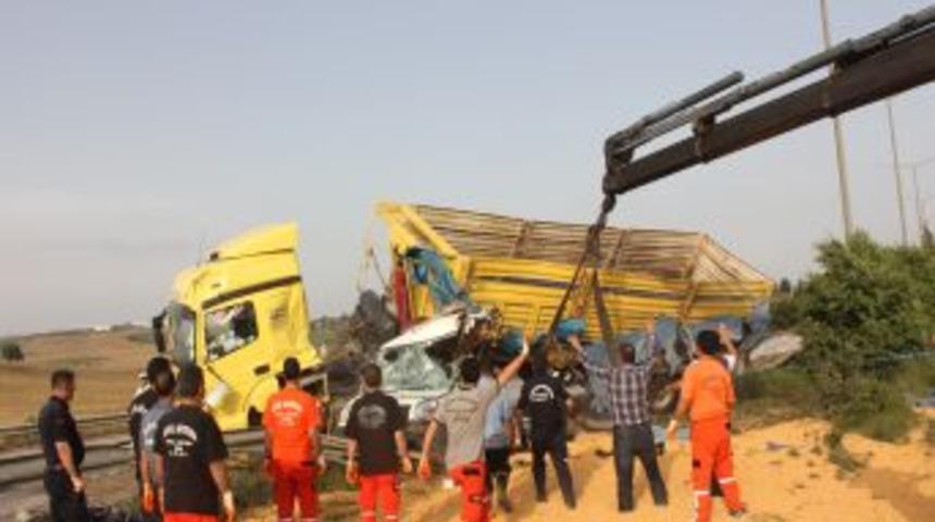 Mısır Y&uuml;kl&uuml; TIR'ın Altında Kalan Otomobilin S&uuml;r&uuml;c&uuml;s&uuml; Hayatını Kaybetti