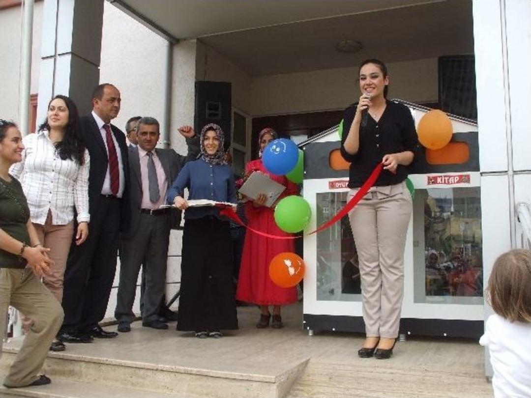 &Uuml;niversite &Ouml;ğrencilerinden &ldquo;oyuncak Ve Kitap Kumbarası&rdquo; Projesi