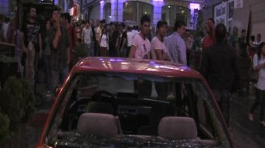 Yasada Dışı Eylemde Polisin Sıktığı Tazyikli Su Meslektaşını Yaraladı