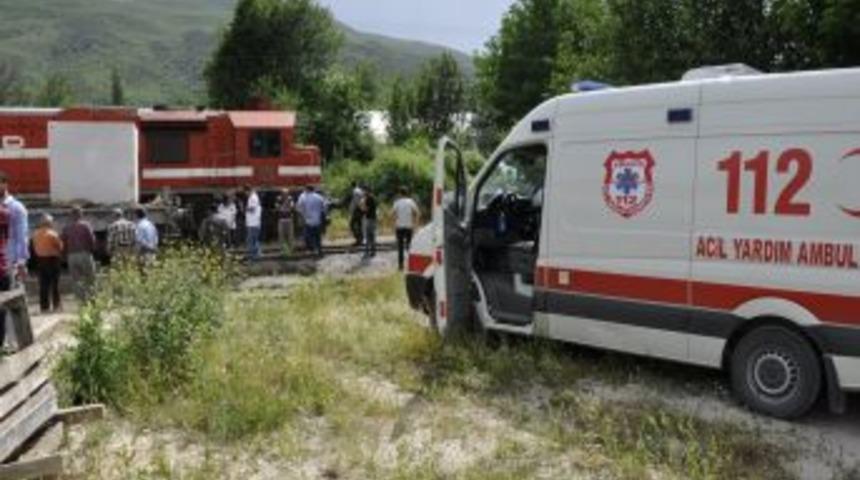 Amasya&rsquo;da Vatandaşlar, Kazaya Karışan Yolcu Trenini 5 Saat Engelledi