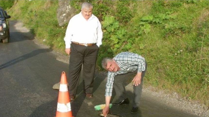 (&ouml;zel Haber) Yolun Ortasında A&ccedil;ılan &Ccedil;ukur Karayolunu Kapattı