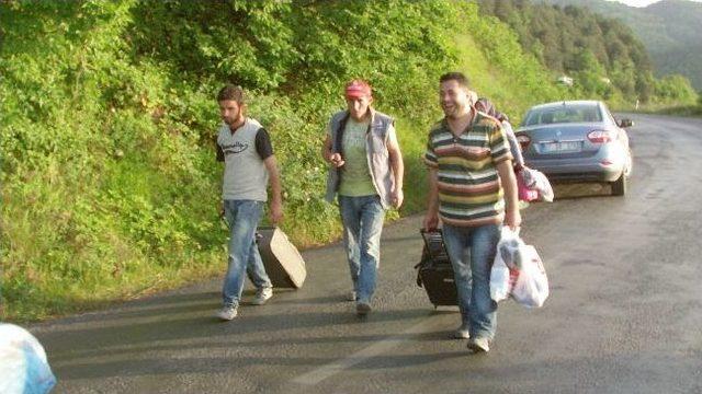 (&ouml;zel Haber) Yolun Ortasında A&ccedil;ılan &Ccedil;ukur Karayolunu Kapattı 1