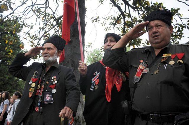 19 Mayıs Kutlamaları, Anıta &Ccedil;elenk Konmasıyla Başladı 1