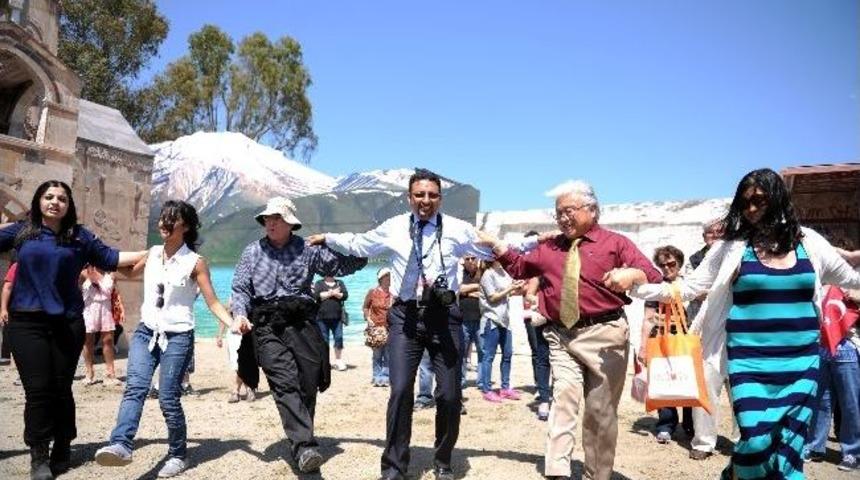 Amerikalı Milletvekili Van Standında &lsquo;şemame&rsquo; Oynadı