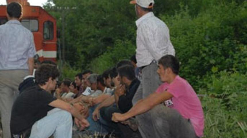 K&ouml;yl&uuml;ler demiryolunu kapattı