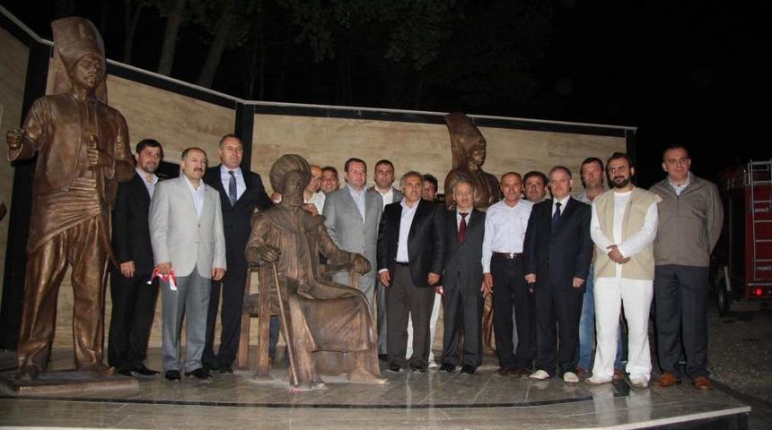 Yeni&ccedil;eri Heykeli Saldırıda Kırıldı