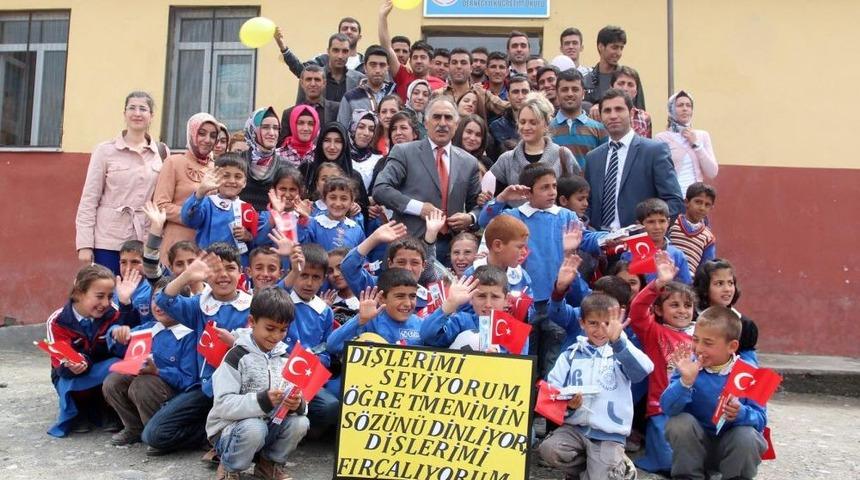 &Uuml;niversiteliler Minik &Ouml;ğrencilere Diş Fır&ccedil;ası Dağıttı